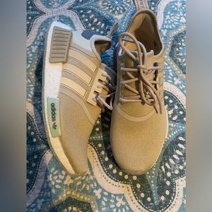 Women’s size 8.5. Worn only once to the gym.